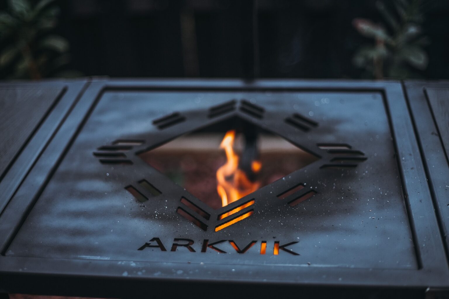 ARKVIK kerti tűzrakó grillasztal fedlapja lézervágott felirattal és lánggal